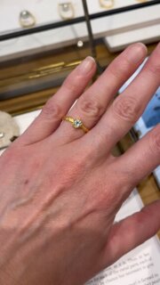 @uraha_bijoux fait briller notre week-end ! Venez essayer ses pièces uniques au showroom . 

@Uraha_bijoux makes our weekend shine! Come and try her unique pieces at the showroom.

#rdvdesigners #saintgermaindespres #madeinfrance #madeinparis #bestofparis #shinyring