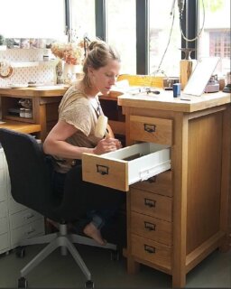 C’est tout nouveau au showroom! 
Nous vous présentons @sorore_bijoux 💫
Sophie Péchaud conçoit et réalise elle-même l’ensemble de ses bijoux entre Paris et le perche Sarthois où se situe son atelier au cœur de la nature. Elle y puise toute son inspiration en réalisant le plus souvent des moulages d’éléments végétaux issus de son jardin pour les transformer en bijoux. Ces derniers sont fabriqués en très petite série avec le plus grand soin et reçoivent le poinçon officiel de maître artisane. Poétiques et mystérieux, les bijoux Sorore sont des histoires à porter. Sophie travaille essentiellement avec deux prestataires Français, un fondeur et un doreur situés en région parisienne et labelisés E.P.V.

Sophie Péchaud designs and creates all of her jewelry herself between Paris and the Perche Sarthois where her workshop is located in the heart of nature. She draws all her inspiration there, often making molds of botanical elements from her garden to transform them into jewelry. These pieces are made in very small series with the utmost care and receive the official hallmark of a master artisan. Poetic and mysterious, Sorore jewelry tells stories to be worn. Sophie primarily works with two French suppliers, a foundry and a goldsmith located in the Paris region and labeled E.P.V.

#bijouxmadeinfrance #handmadejewelry #rdvdesigners