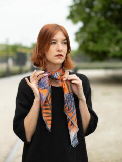 @montkiji , la soie lyonnaise aux couleurs chatoyantes, l’art du foulard en soie maitrisé à la perfection. 

@montkiji , Lyon silk with shimmering colors, the art of the silk scarf mastered to perfection.

#silkscarfs #lyonsilk #madeinfrance #saintgermaindespres #shoppinginparis #bestofparis