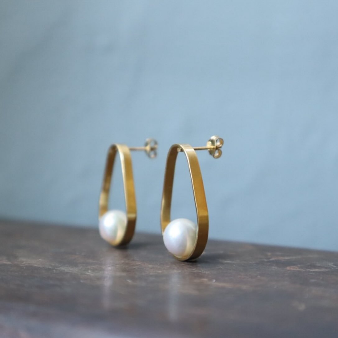 Les boucles d’oreilles en perles de culture AKOYA de Nagasaki et vermeil @uraha_bijoux 

AKOYA cultured pearl from Nagasaki and vermeil earings  @uraha_bijoux

#akoyapearls #madeinparis #handmadejewelry #bestofparis #saintgermaindesprès #rdvdesigners
