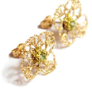 Les bijoux  @maison_tambour sont minutieusement crochetés dans l’atelier parisien de la créatrice. 

The @maison_tambour jewelry is meticulously crocheted in the designer’s Parisian workshop.

#madeinparis #rdvdesigners #artisanatparisien #bestofparis