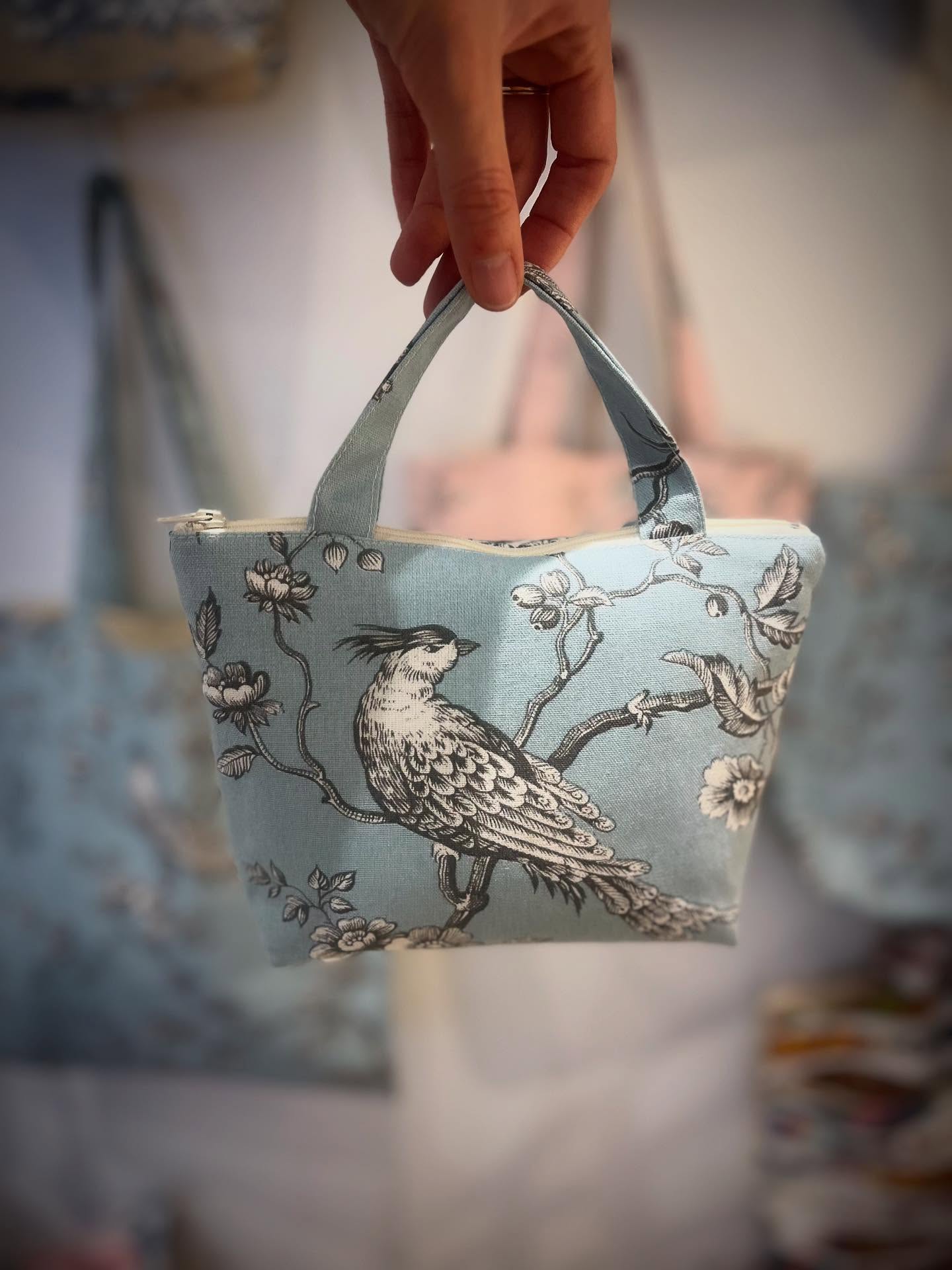 Les jolies trousses en toile de jouy @azadeh_creation 💙

#touledejouy #rdvdesigners #madeinparis #saintgermaindesprès