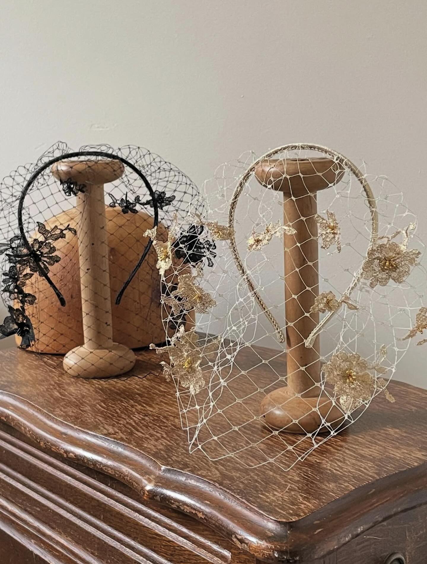 @akikochristophe nous émerveille encore et toujours avec ses accessoires de cheveux féeriques. Osez la magie pour vos réveillons et parez vous de ces merveilles ! 

@Akikochristophe amazes us again and again with his magical hair accessories. Dare the magic for your New Year’s Eve and dress up with these wonders!

#accessories #hairaccesories #artisanatfrançais🇫🇷 #cadeauunique #bestofparis #rdvdesigners