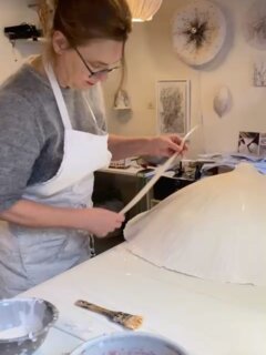 Artisane et designer papier, Nathanaëlle Lobjoy @nathanaellelobjoy crée dans son atelier parisien des luminaires et objets décoratifs façonnés à la main. Son travail mêle dessin et modelage du papier pour donner naissance à des pièces uniques, aux formes délicates et organiques. ￼

Inspiré par le monde végétal, son univers graphique et poétique habille les intérieurs d’une lumière douce et chaleureuse. Chaque création raconte un récit sensible entre nature imaginée et savoir-faire artisanal, où le papier se transforme en sculptures lumineuses presque semblables à de la porcelaine. ￼

Entre art et artisanat, Nathanaëlle Lobjoy invite à la rêverie et à la contemplation à travers des objets conçus comme de véritables paysages de lumière.

Venez découvrir ses créations au showroom. 

#artisanatdart #metiersdart #creationfrancaise #designpapier #luminaire savoirfaire artisanat designfrancais faitmain