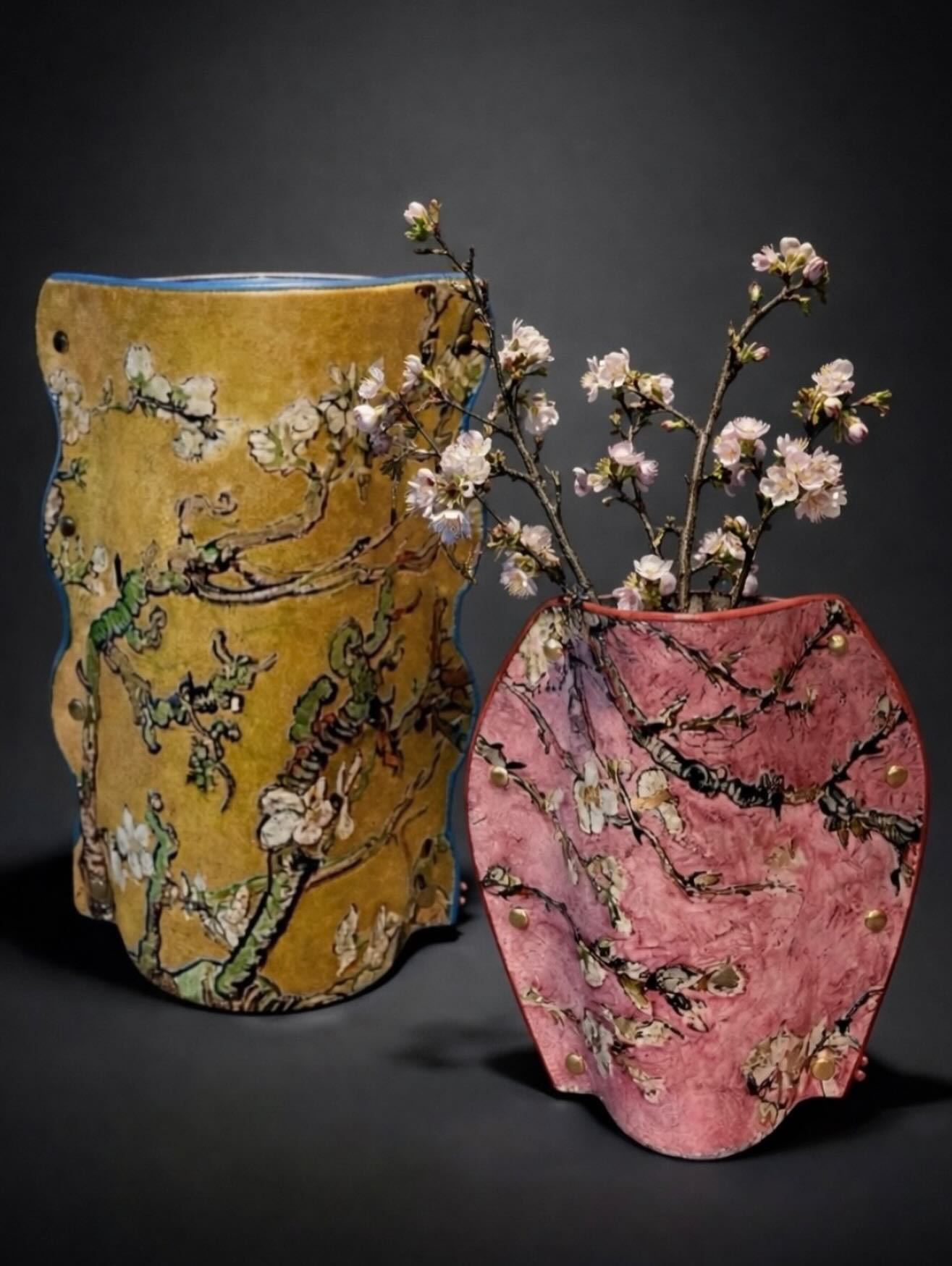 À découvrir au showroom, les accessoires en cuir pour la maison de @h2vproject 

To discover in the showroom, the leather accessories for the home of @h2vproject