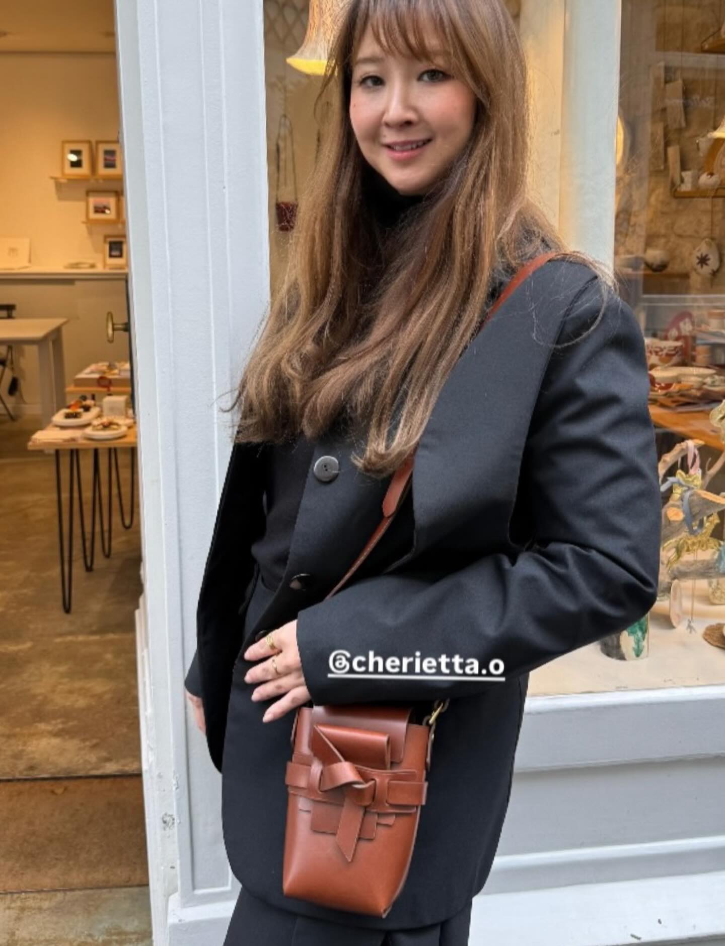 Le visage de @cherietta.o , c’est Nami , notre belle maroquinière  venue de Bordeaux, pour apporter ses nouvelles pépites ! 

The face of @cherietta.o is Nami, our beautiful leathermaker from Bordeaux, to bring her new items! 

#handmadeleathergoods #madeinbordeaux #madeinfrance #saintgermaindesprès #paris #rdvdesigners