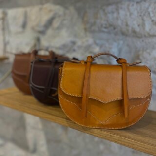 Déclinaison de bruns chez @arianerubiella . La maroquinerie made in France . 

Variation of browns at @arianerubiella. The leather goods made in France.