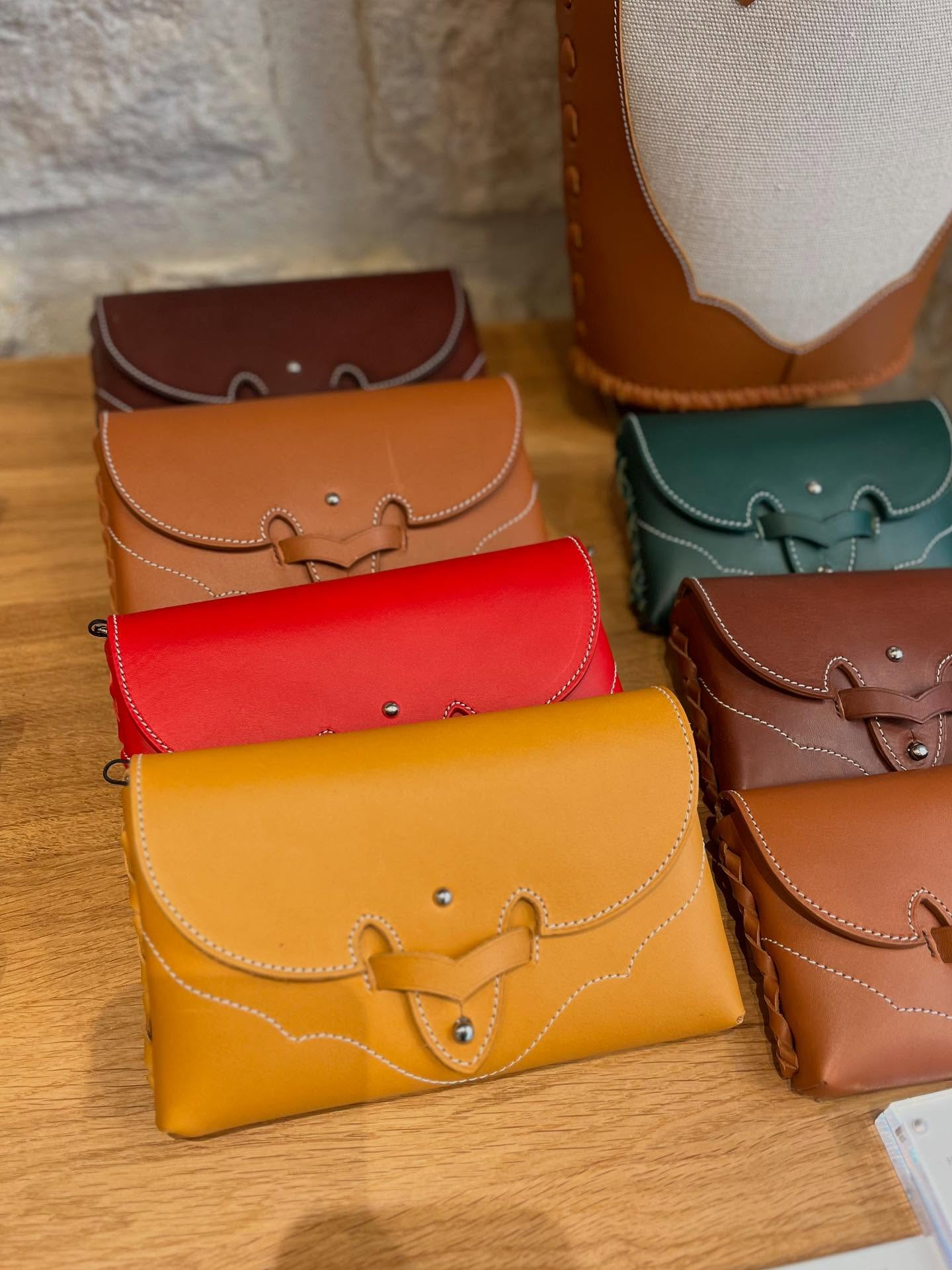 Les couleurs d’automne 🍁 s’invitent au showroom avec la haute maroquinerie française de @arianerubiella 

Autumn colors 🍁 are invited to the showroom with the high French leather goods of @arianerubiella

#maroquineriefrancaise #madeinfrance #bestofparis #rdvdesigners