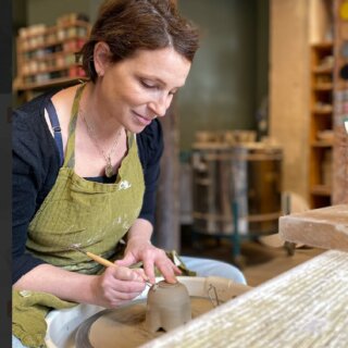 Dans son atelier parisien, Axelle Bos a fondé @heterotopie_ceramique, où elle façonne au tournage des pièces en grès réalisées en très petites séries.
Nourrie par un parcours pluriel, mêlant architecture, danse et artisanat, elle explore des univers où mouvement, structure et espace se répondent.
Chaque pièce naît d’un dialogue entre la main, la terre et le geste avant de se transformer sous le feu en objet unique, où couleur et texture traduisent la quête d’un équilibre entre simplicité et caractère.
Ses créations accompagnent le quotidien — bols, assiettes, gobelets — tandis que d’autres prennent une dimension plus sculpturale, comme des vases ou des lampes jouant avec la lumière et l’espace.

In her Parisian studio, Axelle Bos founded @heterotopie_ceramique , where she shapes stoneware pieces on the wheel, produced in very small series.
Nourished by a diverse background combining architecture, dance, and craftsmanship, she explores worlds where movement, structure, and space respond to one another.
Each piece emerges from a dialogue between hand, clay, and gesture, before transforming in the kiln into a unique object, where colors and textures reflect the pursuit of a balance between simplicity and character.
Her creations accompany daily life — bowls, plates, cups — while others take on a more sculptural dimension, such as vases or lamps playing with light and space.

#rdvdesigners #ideecadeau #artisanatfrancais #saintgermaindesprès