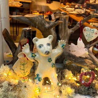 Ce curieux petit personnage @deva.delfendahl a quelque chose à vous dire : @rdvdesigners est le meilleur endroit pour trouver des idées cadeaux 100% made in France! 

This curious little character @deva.delfendahl has something to tell you: @rdvdesigners is the best place to find gift ideas 100% made in France!

#madeinfrance #cadeaumadeinfrance #bestofparis #saintgermaindespres #christmasshopping