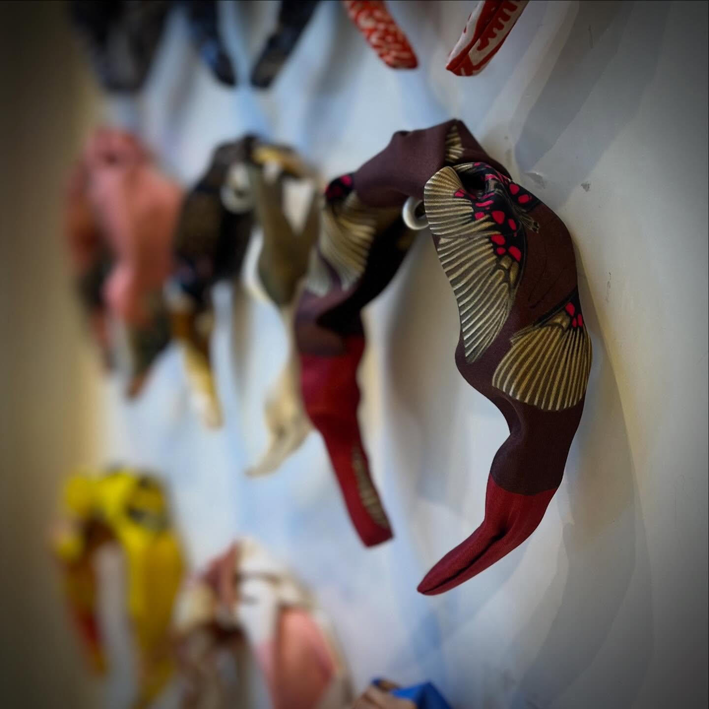 Coiffée de soie lyonnaise. Les serre-têtes @montkiji 100% made in France. 

Covered with Lyon silk. The headbands @montkiji 100% made in France. 

#soielyonnaise #madeinfrance #savoirfairefrançais